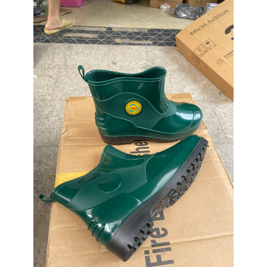 Ủng nhựa cao su thấp cổ chống nước, giảm trơn - Chất liệu PVC, cao 17cm, tiêu chuẩn TCVN 6410:1998.