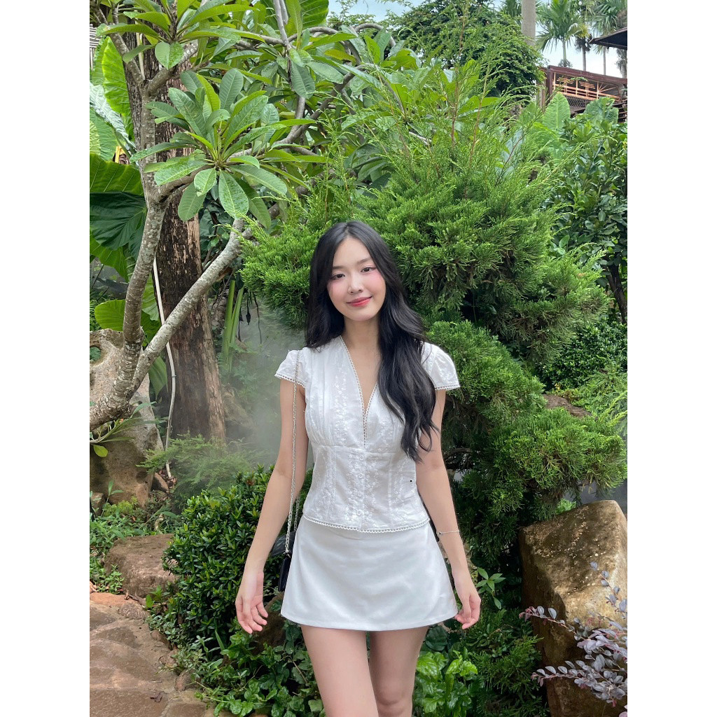 Áo Hoa Thêu Dọc Ren Tròn Cổ V 20 THÁNG 05 SHOP MA2337