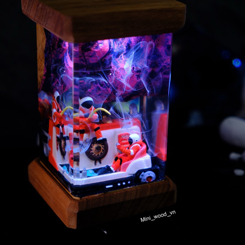 Đèn gỗ resin epoxy Astronuat, Lamp resin epoxy Astronuat, Lamp resin epoxy handmade custom night lig