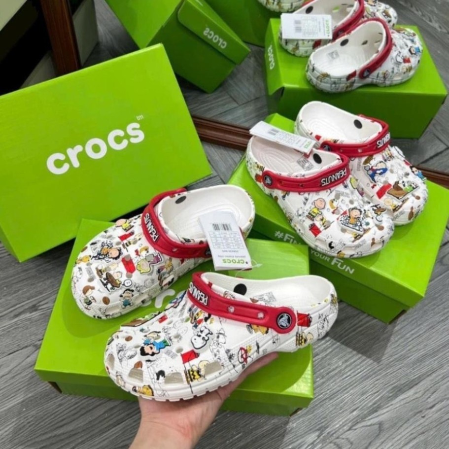 Crocs Unisex-Adult Classic Peanuts Snoopy Clog