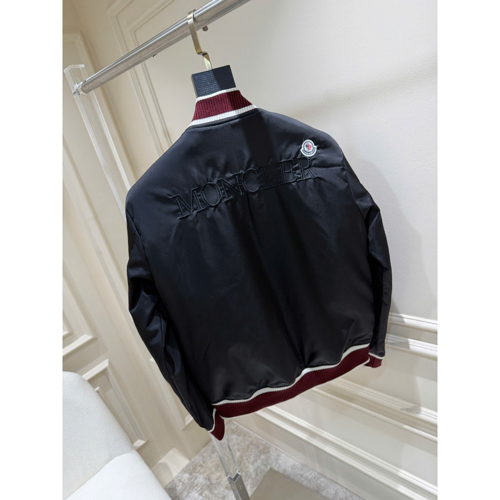 Áo Khoác Gío MONCLER Nam Chất Liệu Chần Bông Phối Logo Thêu Phối Chữ Lưng Cực Nét - Áo Khoác Bomber 