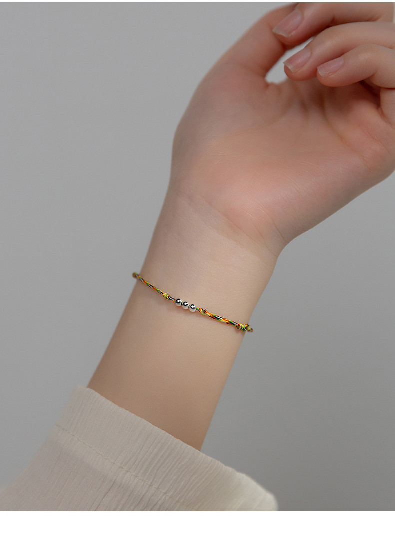 Vòng tay chỉ ngũ sắc với 3 viên bi bạc 3mm 