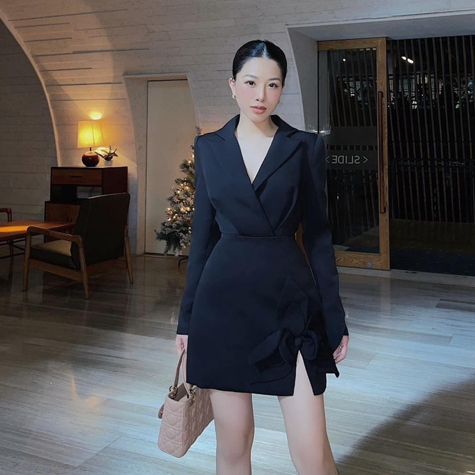 ĐẦM VEST XẺ TÀ HỌA TIẾT GẮN HOA