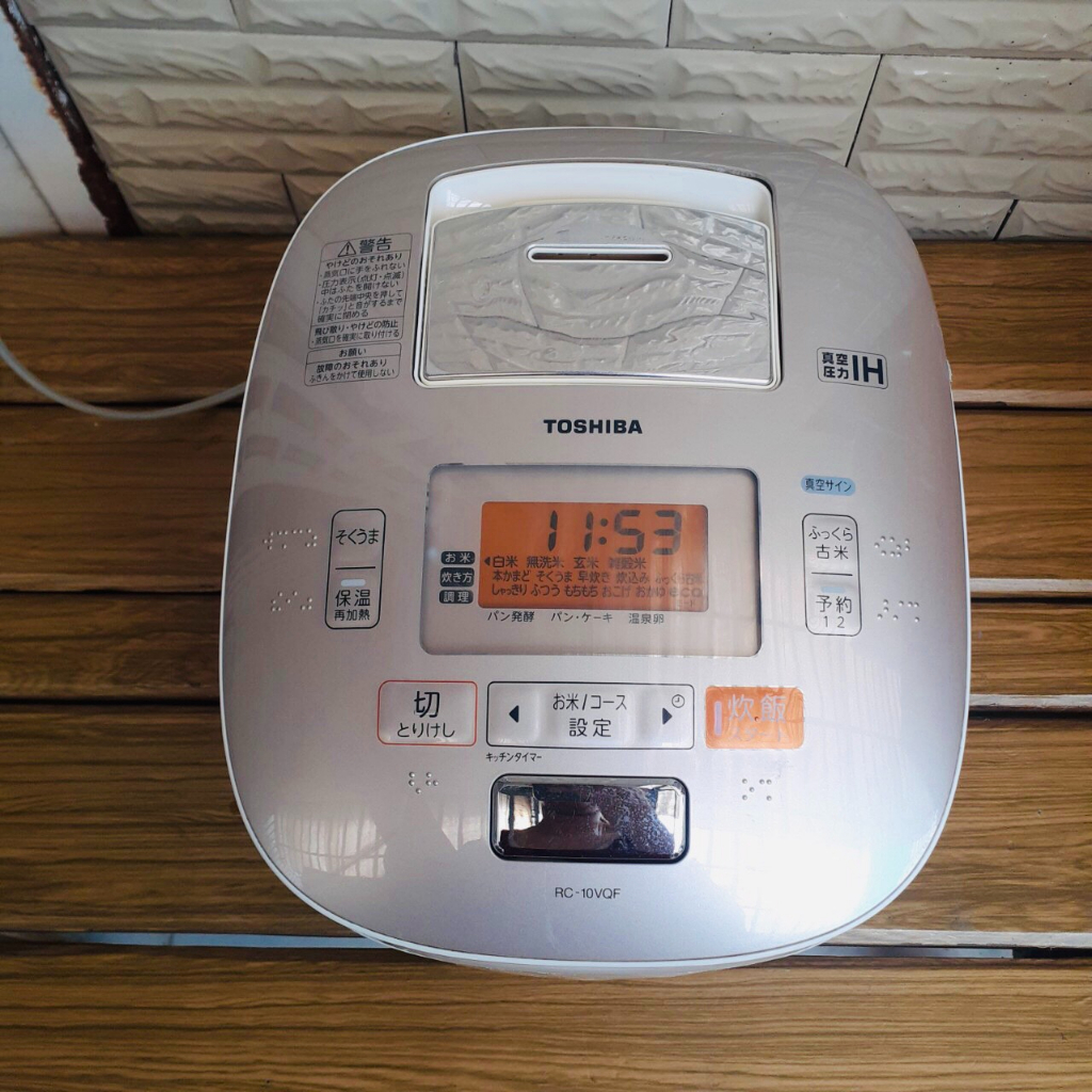 NỒI CƠM ĐIỆN CAO TẦN TOSHIBA ÁP SUẤT HÚT CHÂN KHÔNG-TÔ VUÔNG 2 LỔ HÚT