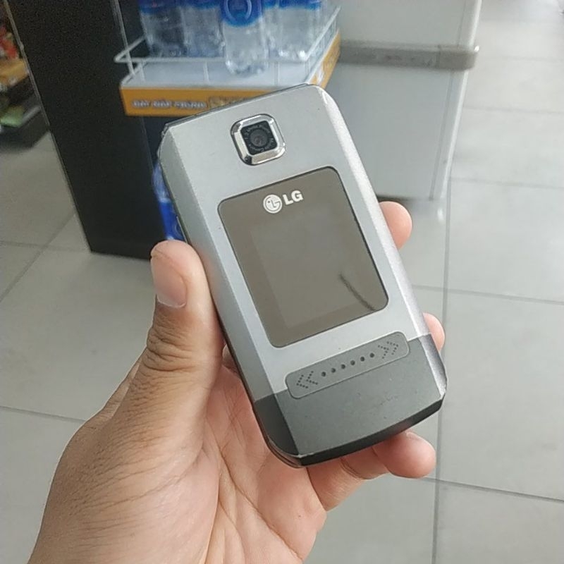 Điện thoại nắp gập LG Cu575