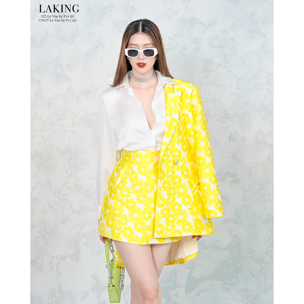 Áo vest họa tiết hoa vàng phối váy cùng tone Laking House