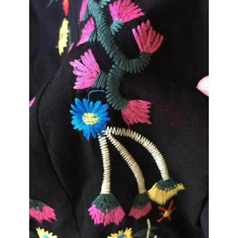 Đầm thêu dáng dài.