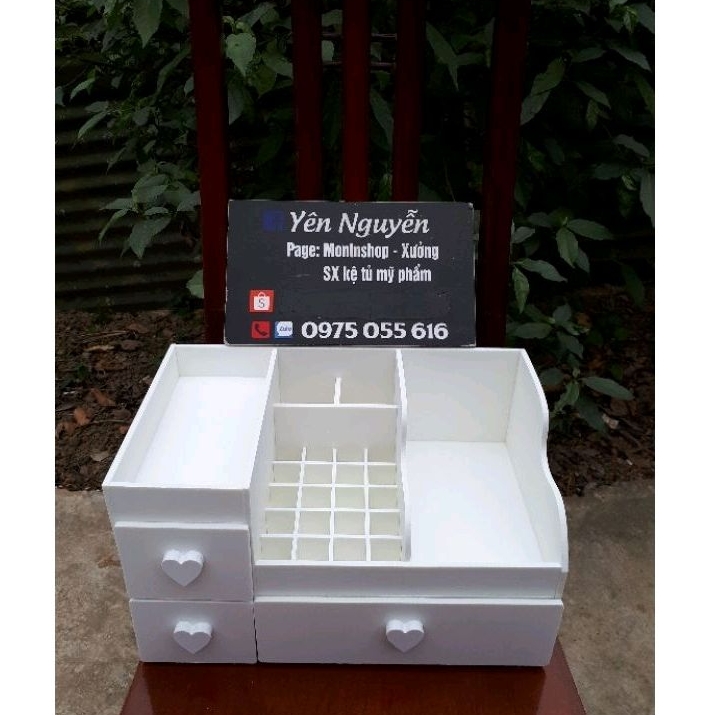 Kệ mỹ phẩm max 35cm màu trắng núm tim full ô son dưới có khay đựng son 20 ô và lọ cắm cọ trang điểm tiện dụng.