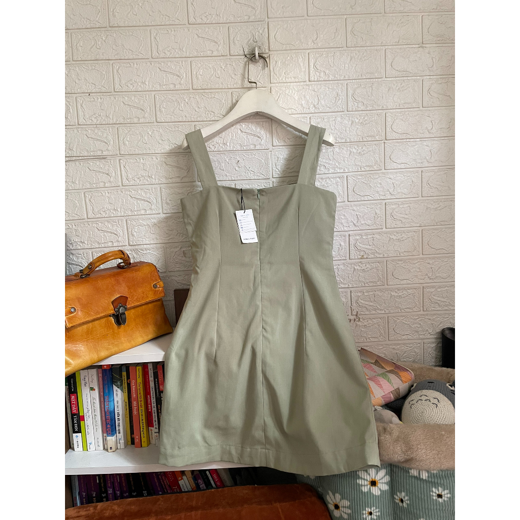 Đầm dây bản to dáng ôm hơi A phối nút