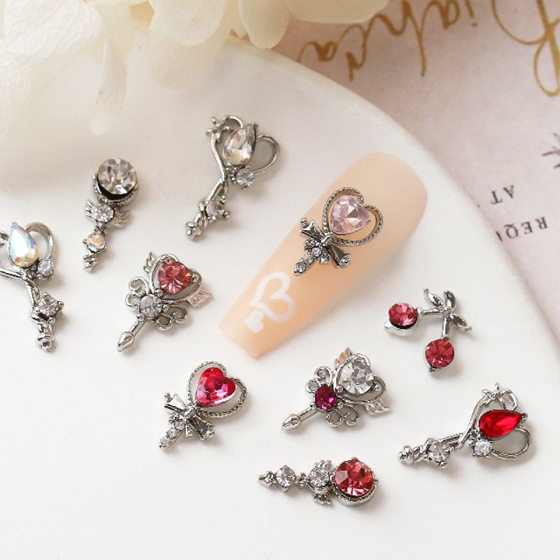 Charm kim loại hình tim vàng bạc đá đỏ gắn móng