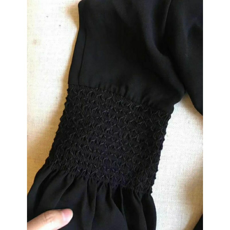 Đầm thêu dáng dài.