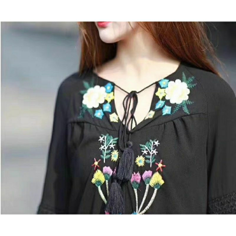 Đầm thêu dáng dài.