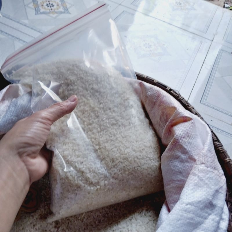 1kg Gạo lúa thơm quê nguyên cám có thể lấy nước cơm uống, làm đẹp.