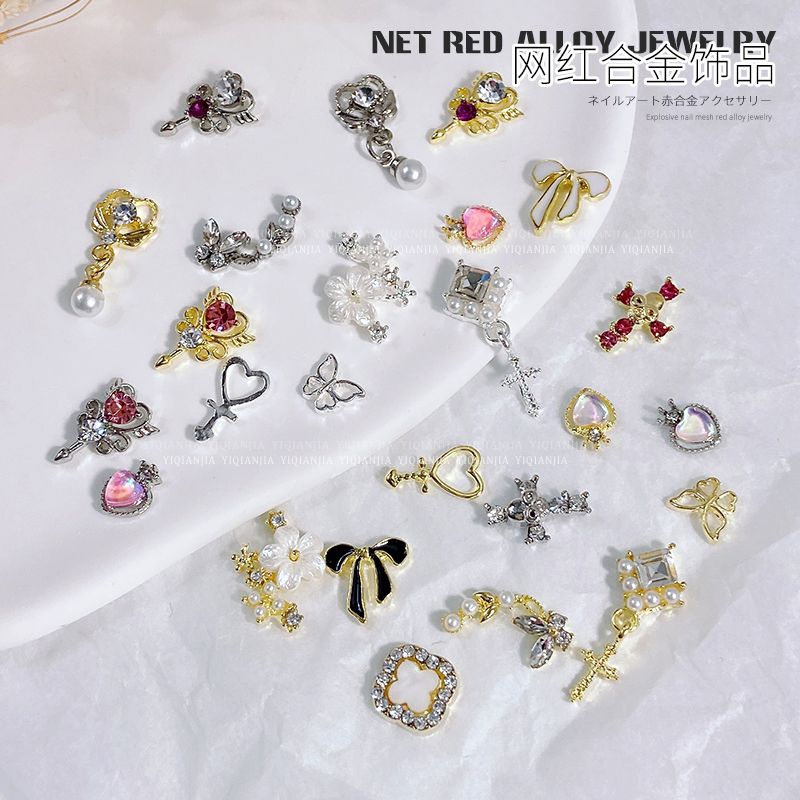 Charm kim loại hình tim vàng bạc đá đỏ gắn móng