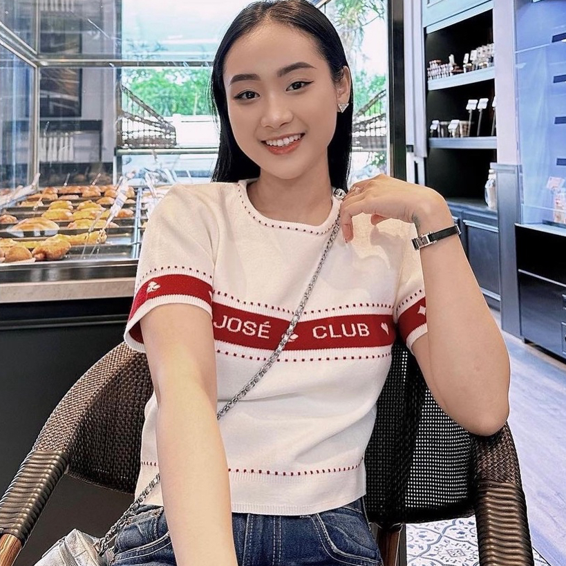 DEAR JOSÉ - Áo polo crop top Poker Girl vải len trắng