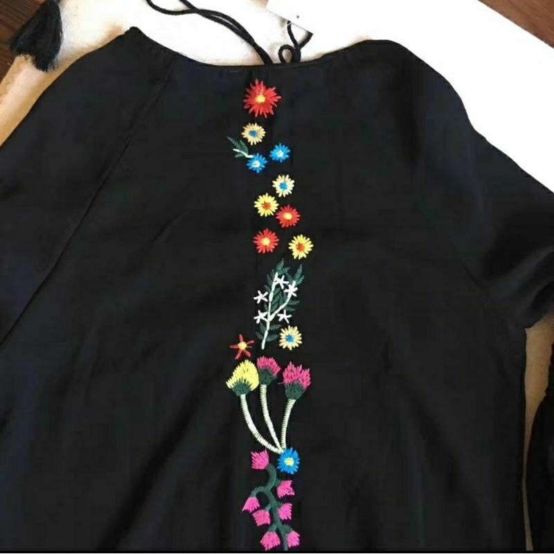 Đầm thêu dáng dài.