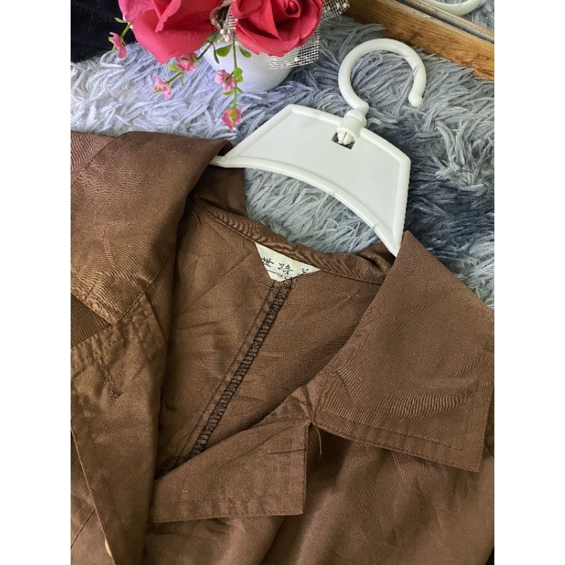 🍀 khoác sơ mi bo chun ở eo. Cổ vest. Số đo kèm trên ảnh. Màu nâu tây. 🍀