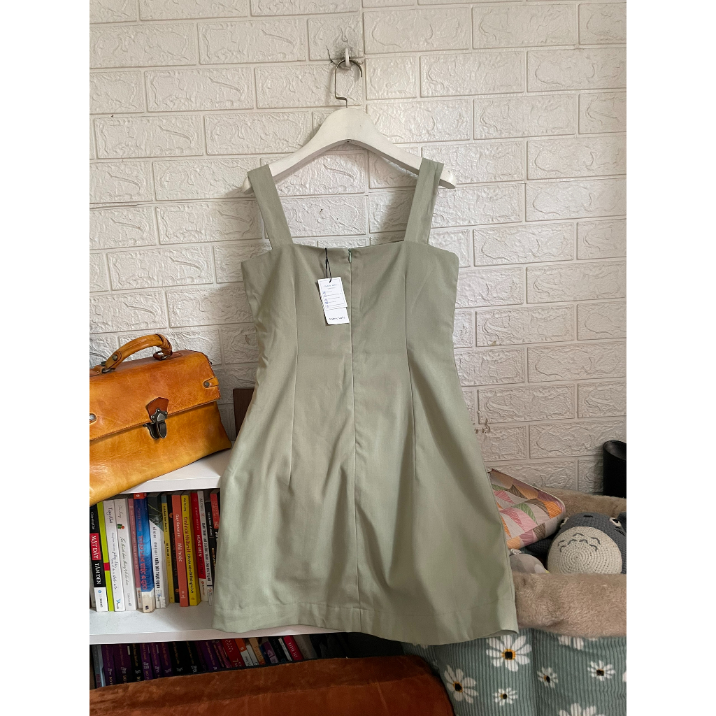 Đầm dây bản to dáng ôm hơi A phối nút