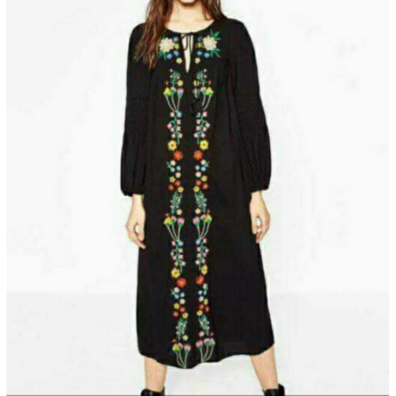 Đầm thêu dáng dài.