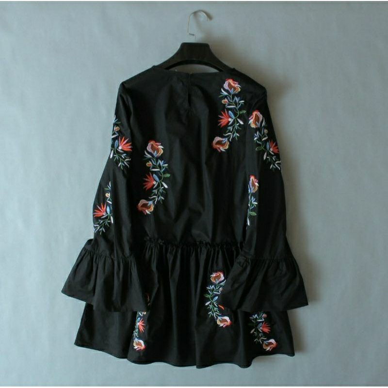 Đầm thêu tay loe