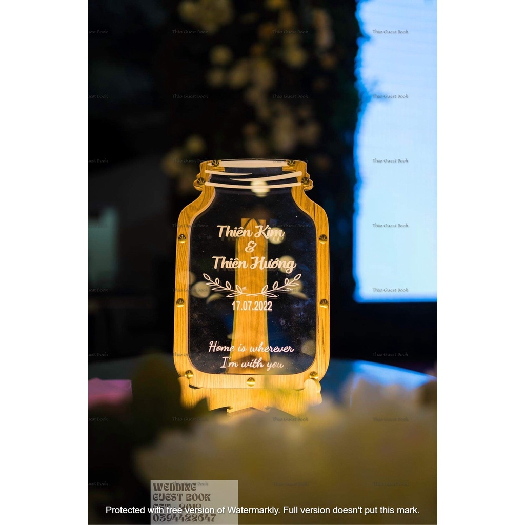 Chai rót cát dùng cho nghi thước tiệc cưới  và Ví da khắc tên theo yêu cầu