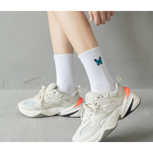 Vớ Tất cao cổ hình Bướm phong cách Hàn Quốc, trẻ trung và năng động.