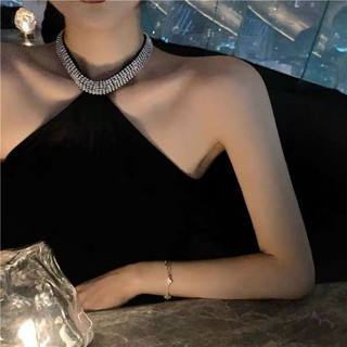 Đầm yếm cổ đính đá sang sịn