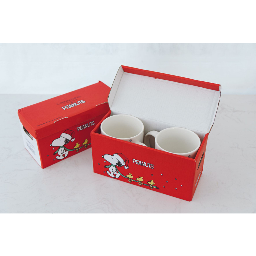 Bộ hai cốc hình Snoopy Snow Corningware, Instant Brands sứ xương, kèm hộp đựng