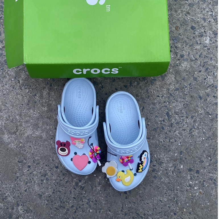 Dép sục kid crocs xanh nhạt tặng kèm 10sticker dễ thương lỗi nhẹ đã xử lí