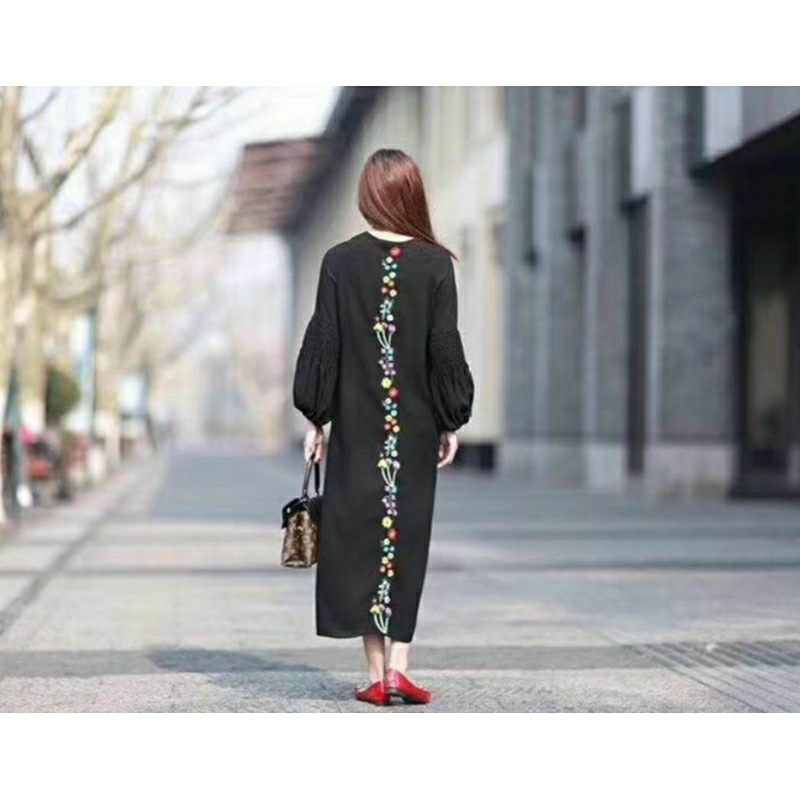 Đầm thêu dáng dài.