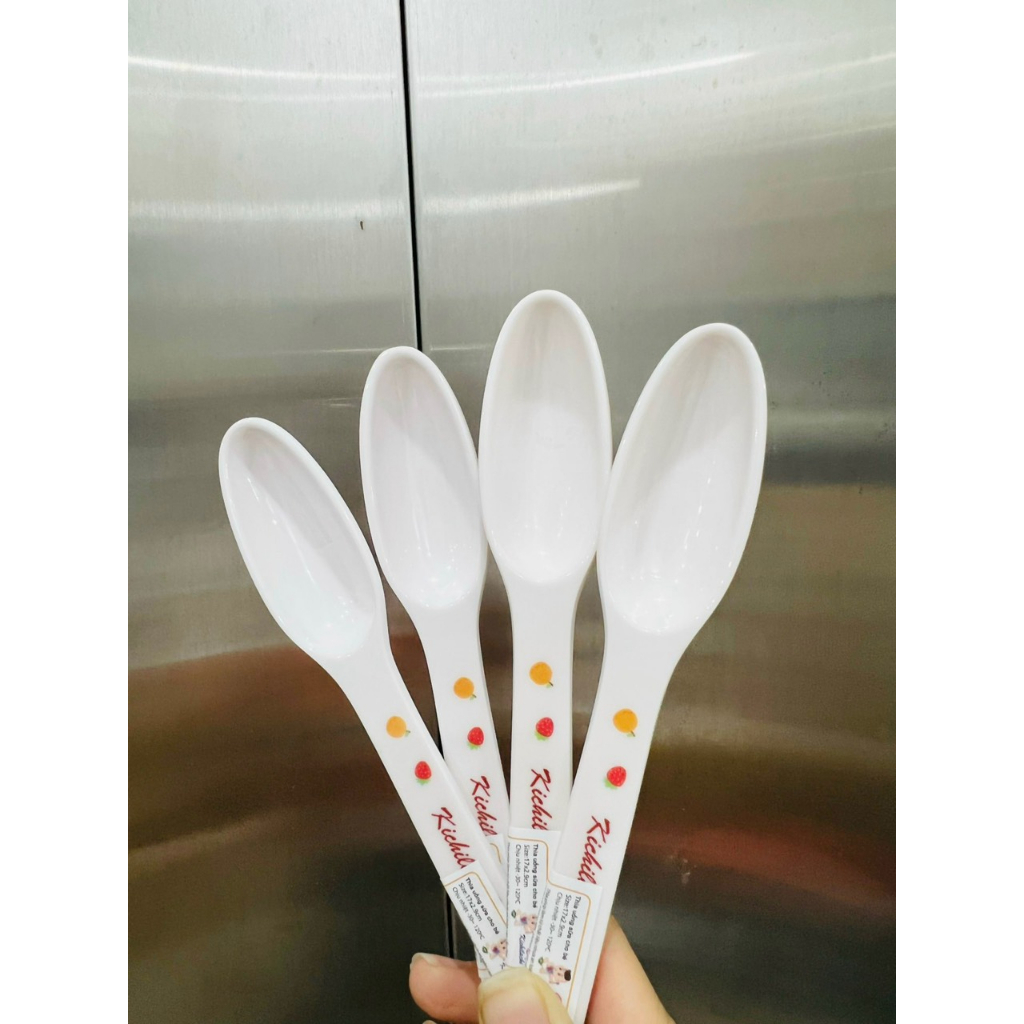 Thìa bón sữa Kichilachi cho bé trai bé gái ăn dặm thiết kế lòng sâu chất nhựa phip chịu nhiệt cửa hàng cho bé SUNA store