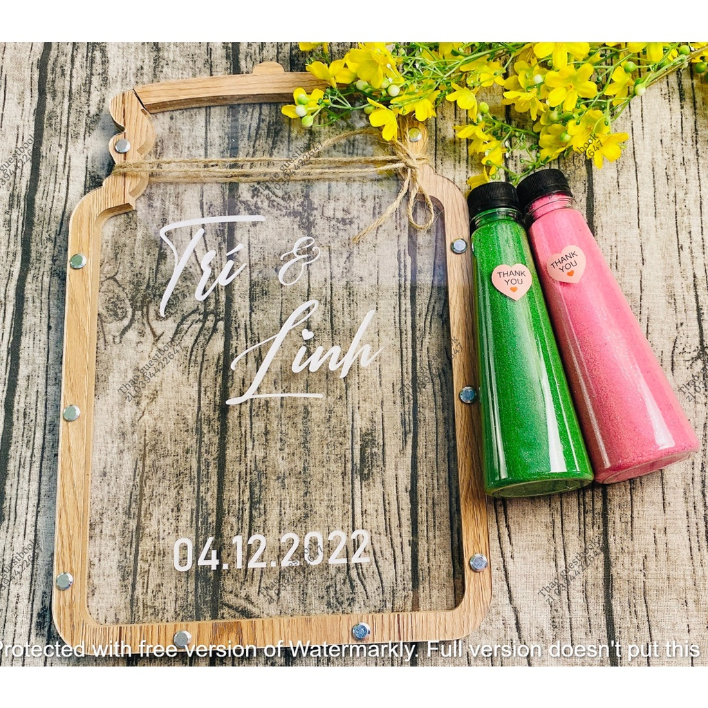 Chai rót cát dùng cho nghi thước tiệc cưới  và Ví da khắc tên theo yêu cầu