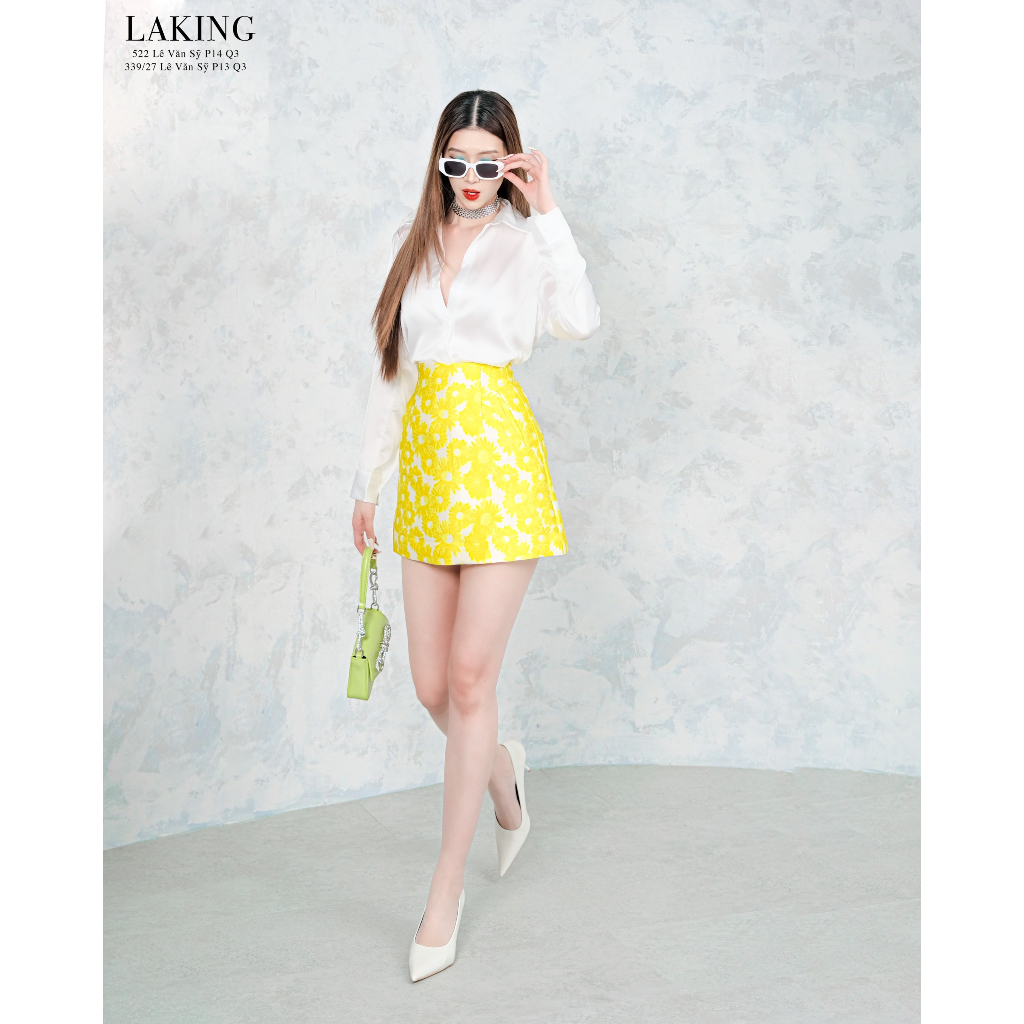 Áo vest họa tiết hoa vàng phối váy cùng tone Laking House