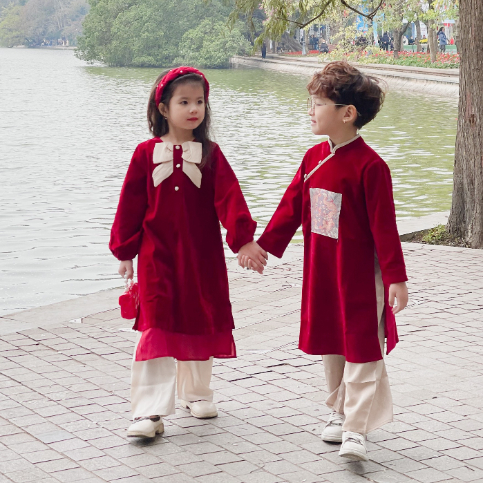 Áo dài bé Tú Anh - Gia Tuệ chất liệu nhung đỏ mềm mại phù hợp mặc gia đình thiết kế của LAMME