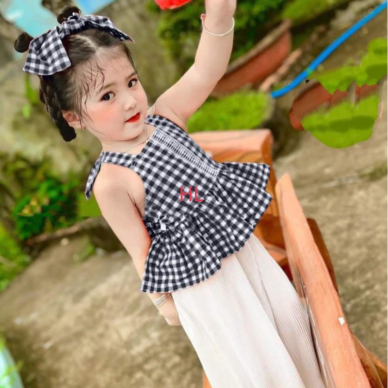 Bộ thô cotton kẻ caro yếm quần lửng xuông cho bé gái. tặng kèm tuban.