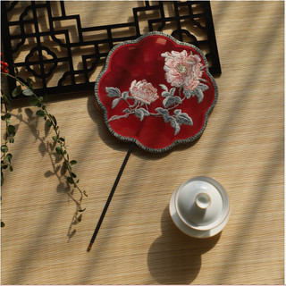 Quạt tròn cổ trang thêu đơn giản