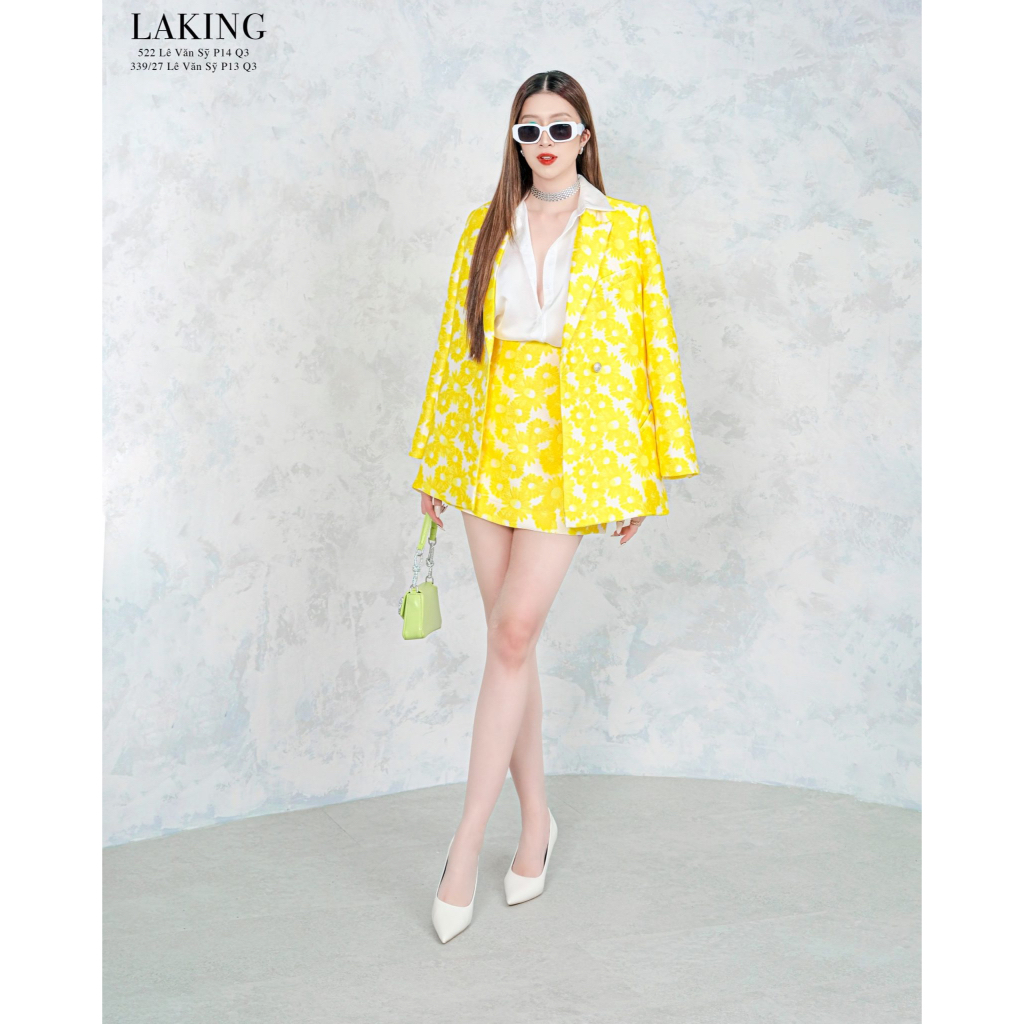 Áo vest họa tiết hoa vàng phối váy cùng tone Laking House