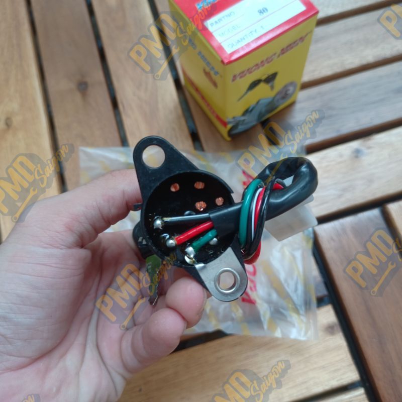 Khoá máy cub 80 chìa dẹp  hiệu Vương Miện