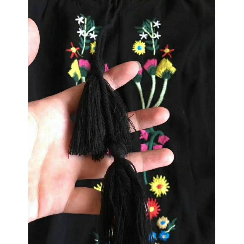 Đầm thêu dáng dài.