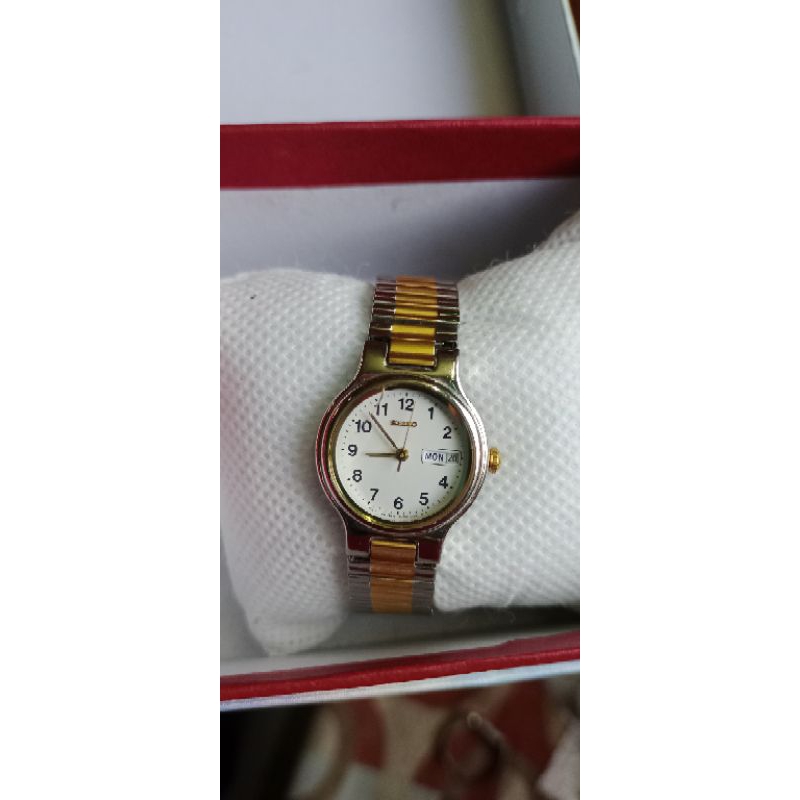 Đồng hồ thời trang nữ Seiko Nhật,có 2lịch xem ngày và giờ.