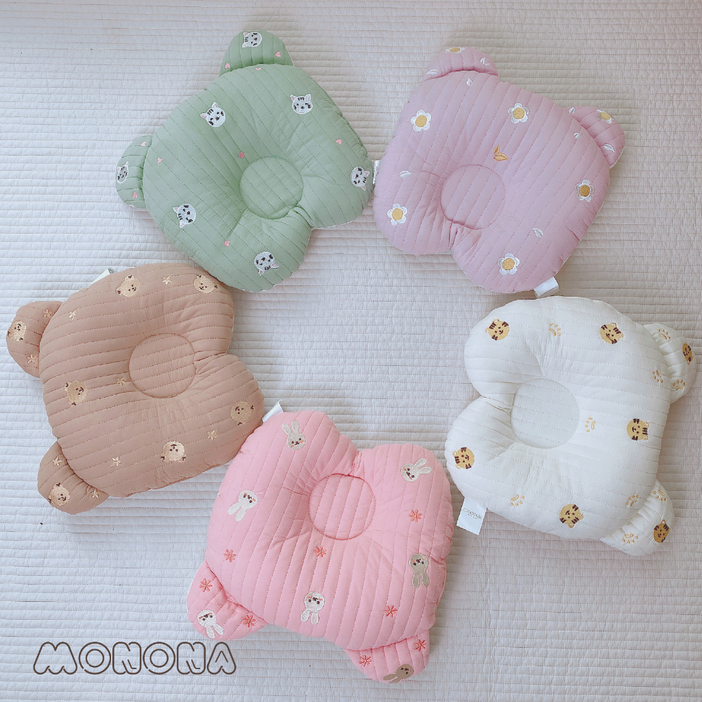 Gối chống bẹp đầu cho bé hình tai gấu có đáy lưới thoáng khí Monona, họa tiết thêu dễ thương