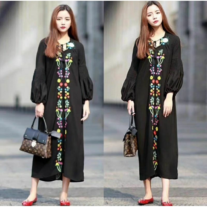 Đầm thêu dáng dài.