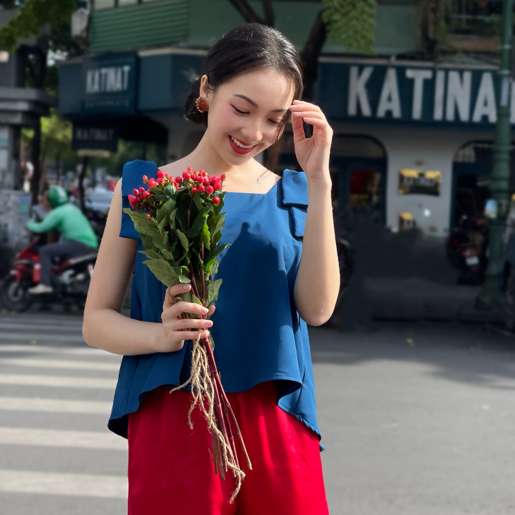 KIOBI – Áo kiểu Hebe W Bow form suông rộng, cổ vuông sát nách, nơ bản lớn đính trên vai, vải cotton bố xanh - KIA2181XCV