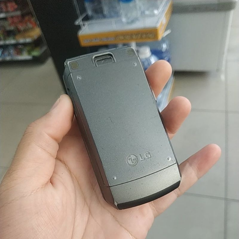 Điện thoại nắp gập LG Cu575
