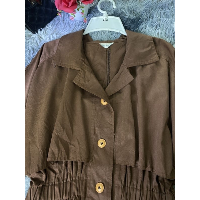 🍀 khoác sơ mi bo chun ở eo. Cổ vest. Số đo kèm trên ảnh. Màu nâu tây. 🍀