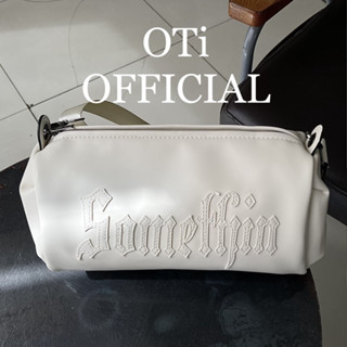 Túi xách kẹp nách OTi da trắng hình gối thêu chữ Somethin
