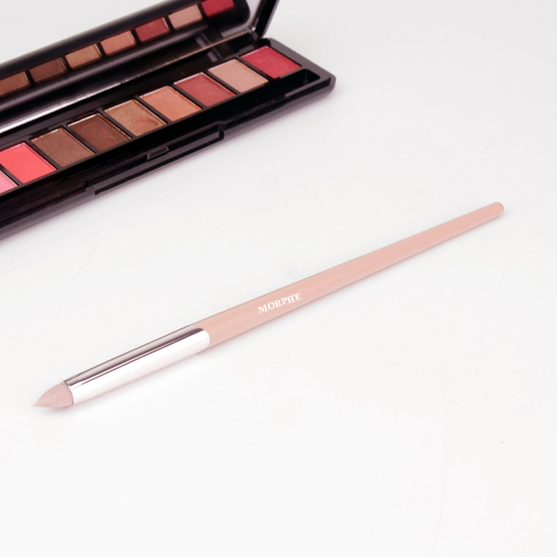 Cọ trang điểm nhấn đuôi mắt MORPHE M220