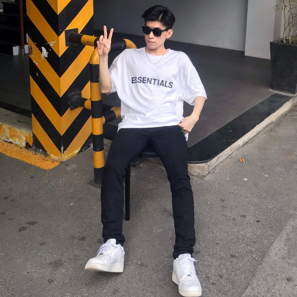 Quần jean nam cao cấp màu đen trơn form slimfit ôm vừa chất jean co giãn thoải mái.