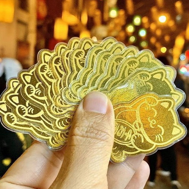 Miếng dán Mèo Thần Tài mạ vàng rước tài lộc vào nhà