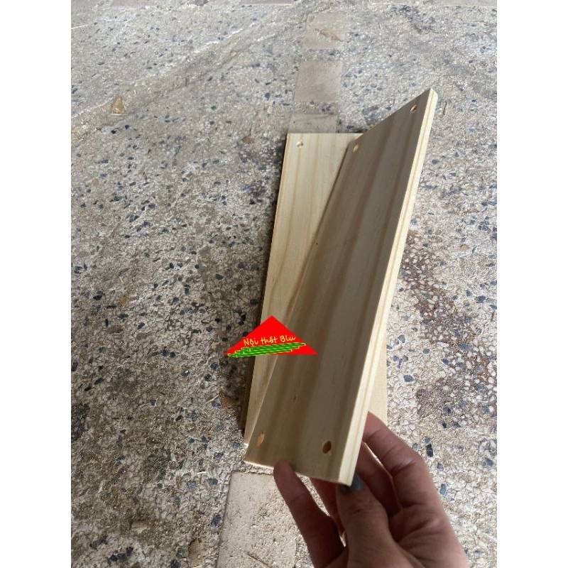 Tấm gỗ thông treo dây thừng dài 30cm,rộng 10cm,dày 1cm đã khoan 4 lỗ,bào láng đẹp 4 mặt